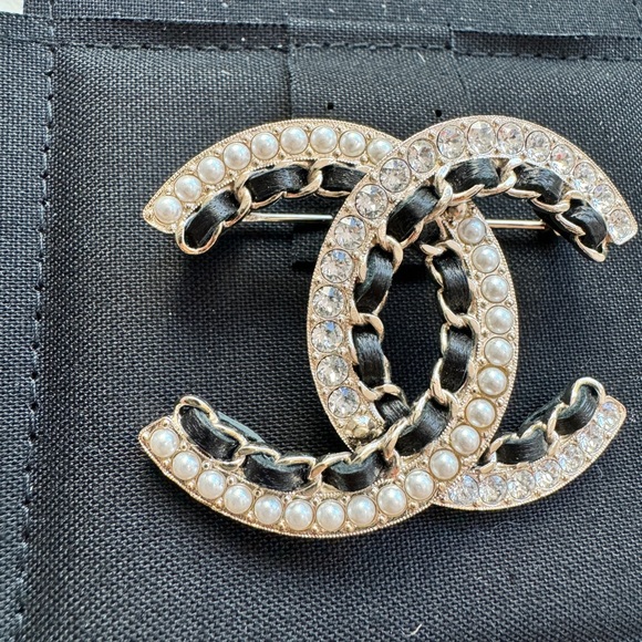 CHANEL 20K CLASSIC GOLD TONE LARGE BIG CC LOGO PEARL CHAIN CRYSTALS BROOCH PIN - Picture 4 of 11